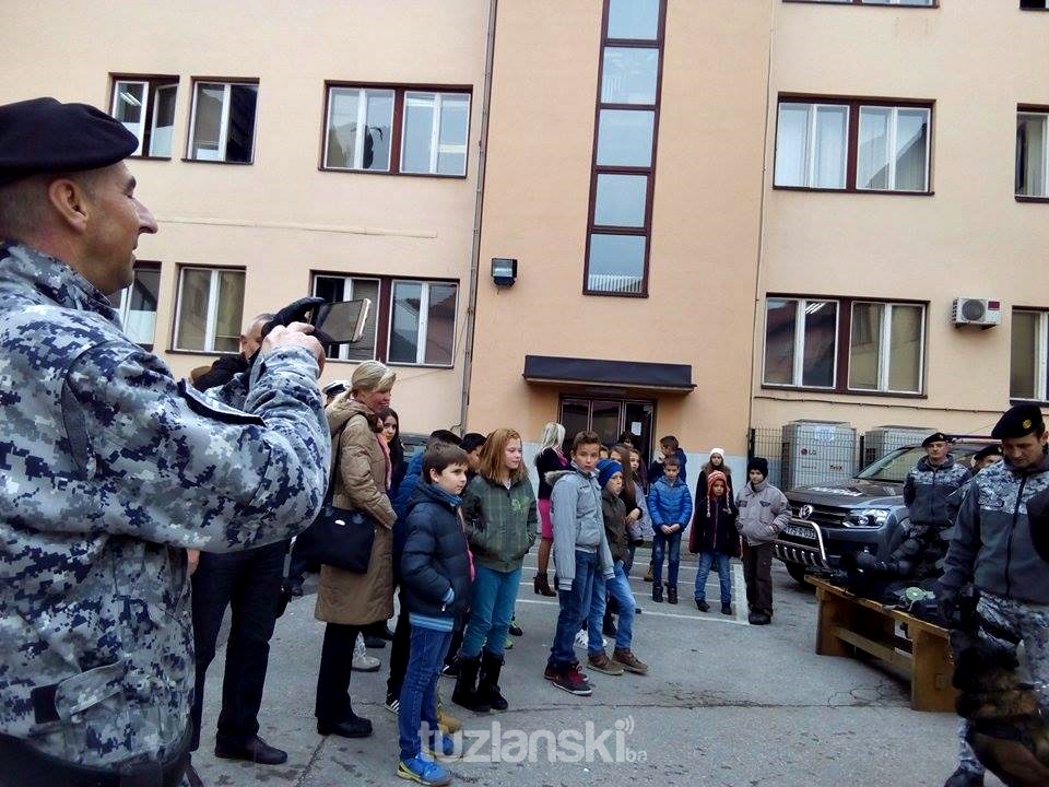 Tuzla: Učenicima nakon "Školskih patrola" u MUP-u TK predstavljena policijska oprema (FOTO)