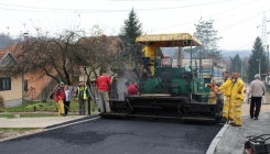 U toku asfaltiranje ulice u MZ Šićki Brod (FOTO)