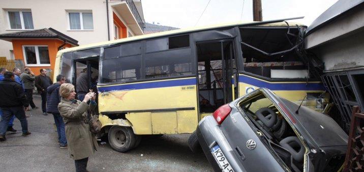 Sarajevo: Minibus udario u poslovni prostor, povrijeđeno sedam putnika i vozač