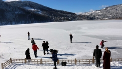 Zimska razglednica sa sjeverozapada Anadolije: Jezero Abant pretvoreno u bajkovito klizalište (FOTO)