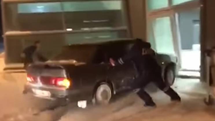 Niko ga nije mogao zaustaviti: Rus automobilom upao na aerodromski terminal! (VIDEO)