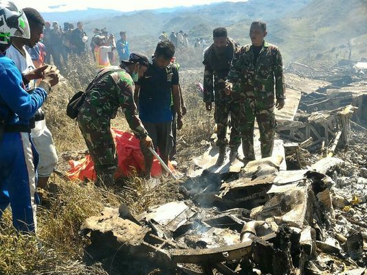 Indonezija: Srušio se vojni avion "Herkules", poginulo 12 članova posade i jedan civil