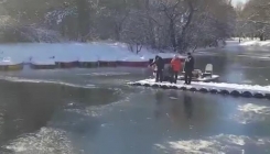 Skočio u ledeno jezero i spasio psa (VIDEO)