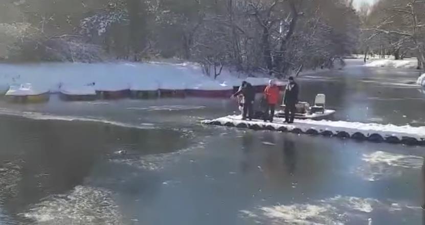 Skočio u ledeno jezero i spasio psa (VIDEO)