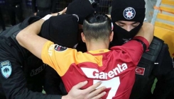 Odao počast žrtvama terorizma: Fudbaler Galatasaraya gol proslavio s policajcima (VIDEO)