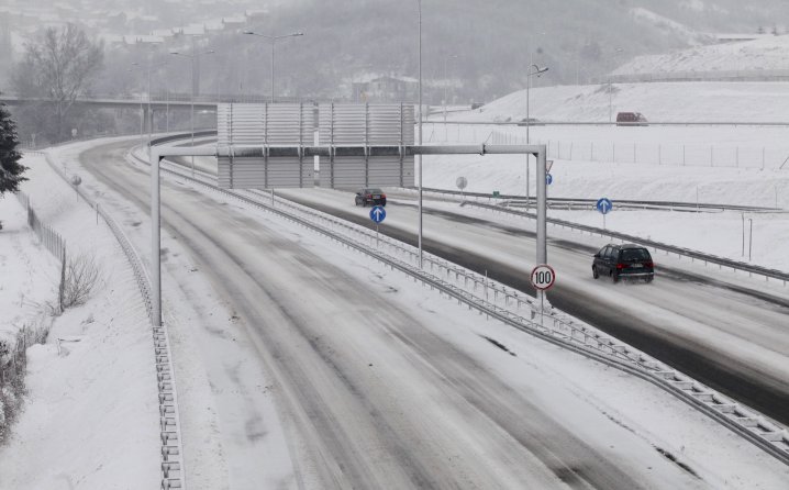 Niske temperature usporavaju djelovanje posipnog materijala