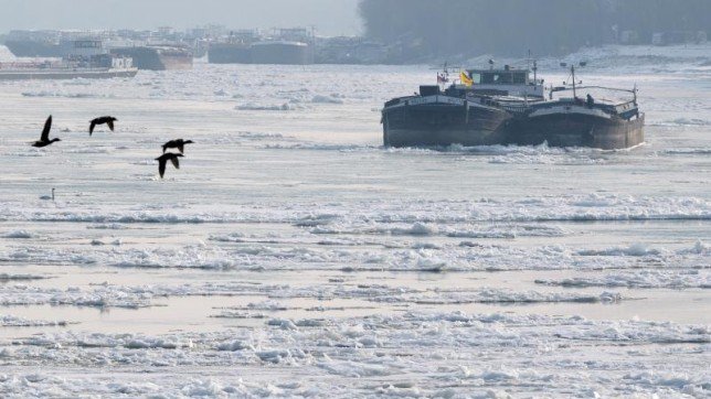 Obustavljena plovidba na Dunavu: U ledu zarobljeno nekoliko brodova