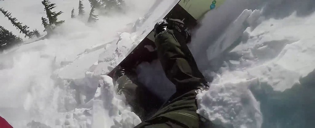 Snowboarder preživio lavinu, neugodno iskustvo zabilježeno kamerom (VIDEO)