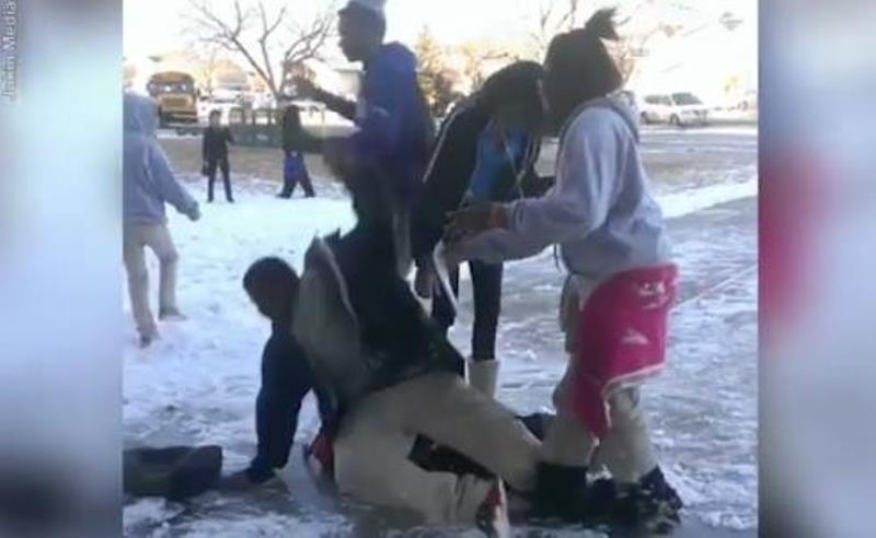 Studenti krišom snimali pad kolega na ledu (VIDEO)