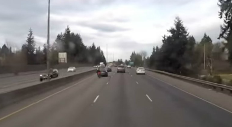 Motorist se na lud način izvukao nepovrijeđen iz sudara (VIDEO)