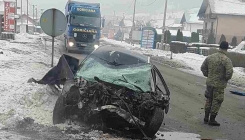 Teška saobraćajna nesreća na putu Tuzla - Gračanica: Smrtno stradao vozač Audija