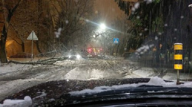 Snijeg izazvao potpuni haos u Zagrebu, saobraćaj paraliziran