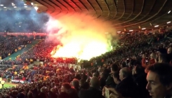 Pogledajte bakljadu navijača St. Etiennea na Old Traffordu (VIDEO)