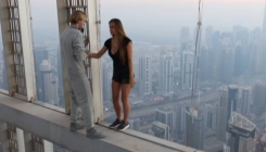 Sve zbog fotografije: Pogledajte šta je ova Ruskinja uradila na neboderu u Dubaiju (VIDEO)