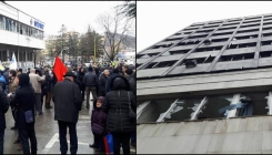 Okupljanje pred zgradom SODASO: Podsjećanje na najmasovniji bunt naroda u TK i šta je učinjeno od tada? (FOTO)