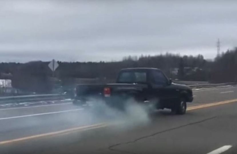 Šta se desi kada prebacite u rikverc dok vozite preko 60 km/h? (VIDEO)