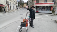 Travnik: Ivica Valenta zvani Bulaja živi život iz vremena Hipi pokreta (FOTO)