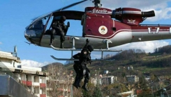 Policija helikopterima traži pljačkaše banke u Drvaru