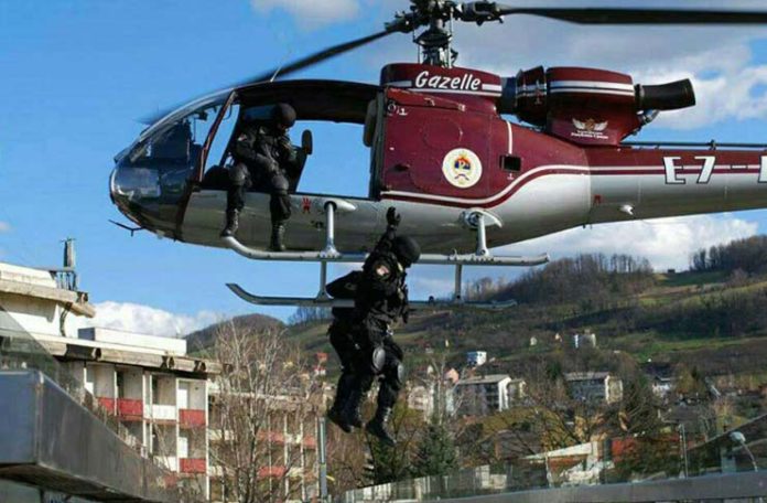 Policija helikopterima traži pljačkaše banke u Drvaru