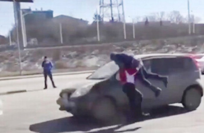 Neobičan incident na parkingu: Šta se desi kada ženi zauzmete parking mjesto? (VIDEO)