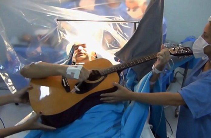 Zapanjujući trenutak: Dok mu operišu tumor na mozgu pacijent svira gitaru (VIDEO)