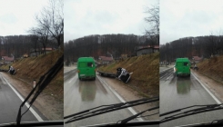 Dobrnja: 25-godišnjak iz Tuzle izgubio kontrolu nad vozilom, te sletio sa kolovoza (FOTO)