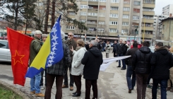 Tuzla: Građani ispred Pravnog fakulteta iskazali solidarnost prema profesorima koji su pod pritiskom vladajućih struktura (FOTO/VIDEO)