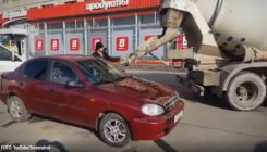 Bijesni suprug ženi do vrha ispunio automobil betonom (VIDEO)