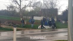 Husino: Povrijeđene dvije osobe u saobraćajnoj nesreći (FOTO)