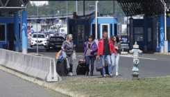 Očajni ljudi: Zbog višesatnog čekanja pješice prelaze u drugu državu (FOTO)