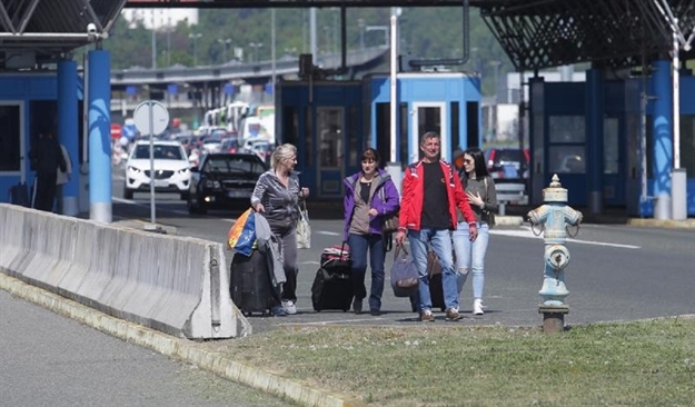 Očajni ljudi: Zbog višesatnog čekanja pješice prelaze u drugu državu (FOTO)