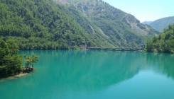 Nakon višesatne akcije: Izvučeno tijelo mladića koji je autom sletio u Jablaničko jezero