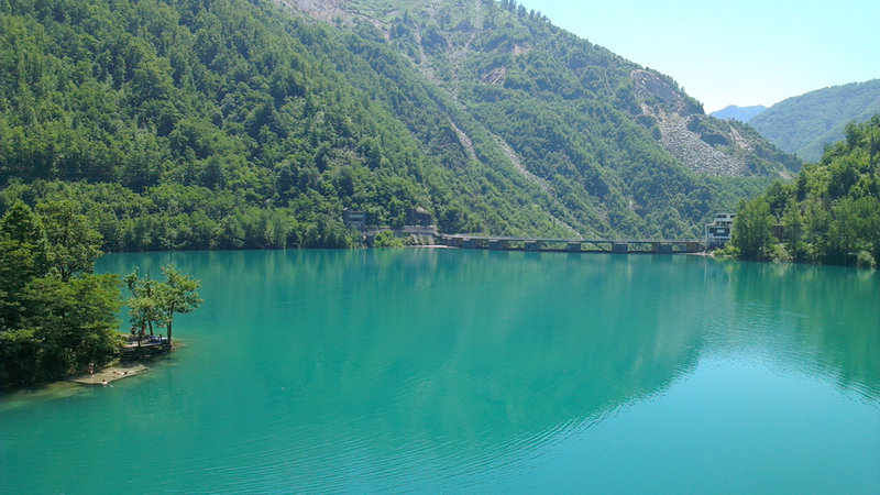 Nakon višesatne akcije: Izvučeno tijelo mladića koji je autom sletio u Jablaničko jezero