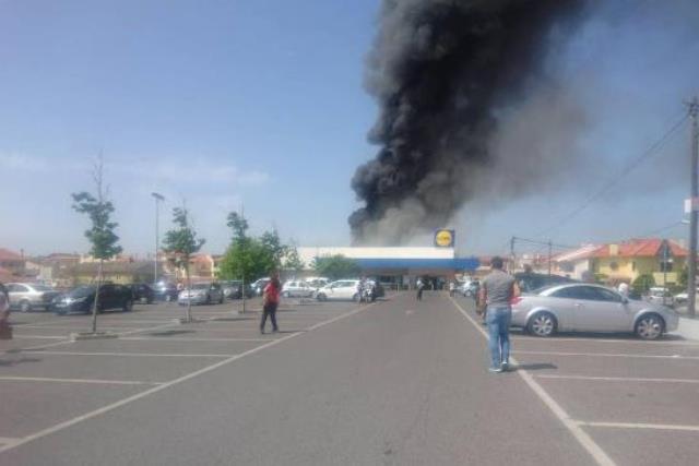 Portugal: Avion pao na supermarket Lidl, pet osoba poginulo (VIDEO)