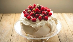 Pavlova torta: Brzinski recept za popularni hrskavi desert s jagodama (VIDEO)