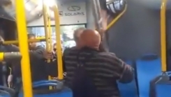 Potukli se starci u autobusu, “radile” i štake (VIDEO)