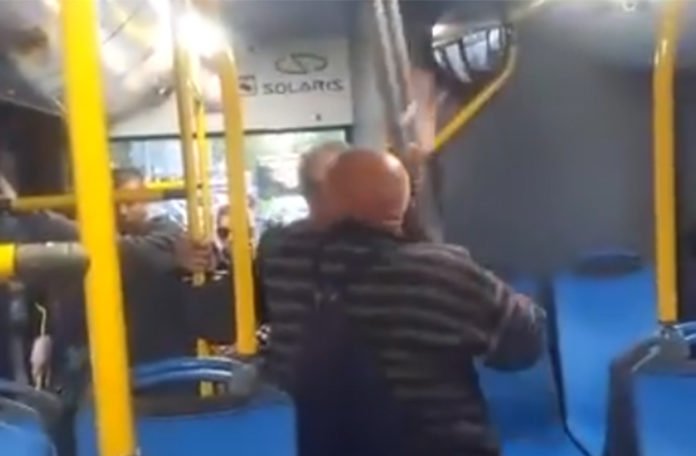 Potukli se starci u autobusu, “radile” i štake (VIDEO)