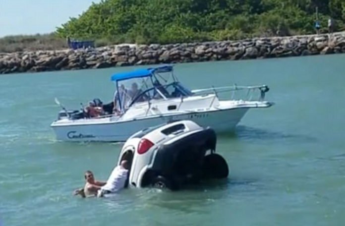 Spasioci nisu uspjeli izvući oca i kćerku iz tonućeg kombija (VIDEO)