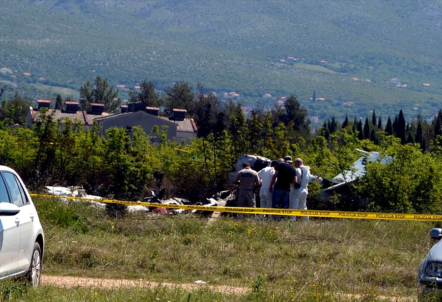 Istraga o padu aviona u Mostaru: Pilot doživio srčani udar, djeca ispala iz aviona?