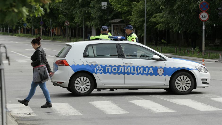 Pijani mladići vrijeđali i pivskim bocama gađali policajce