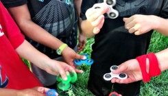 Novi trend '"Fidget Spinner" zaludio klince širom svijeta (VIDEO)