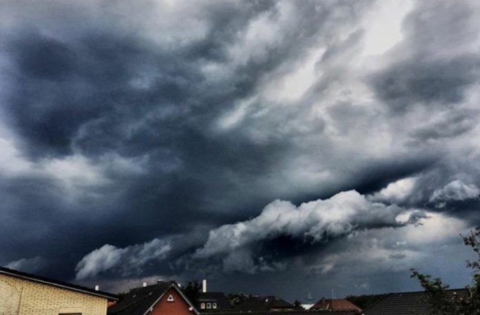 Veliko nevrijeme pogodilo Njemačku, vozovi iskakali iz šina