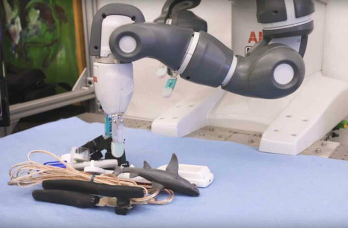 Robot skoro nepogrešivo podiže i premješta sve predmete (VIDEO)