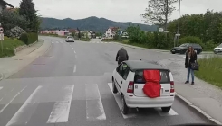 Nesvakidašnja situacija: Biciklom šlepao automobil (VIDEO)