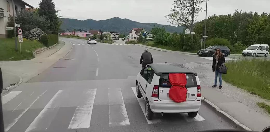 Nesvakidašnja situacija: Biciklom šlepao automobil (VIDEO)