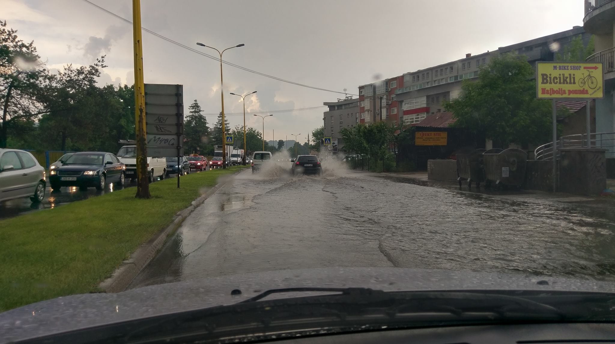 Jako nevrijeme pogodilo i Tuzlu: Pogledajte jeziv trenutak udara groma (VIDEO)