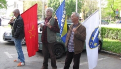 Mirni prvomajski protest u Tuzli: Prvi maj dočekujemo goli, bosi i bez ičega (FOTO/VIDEO)