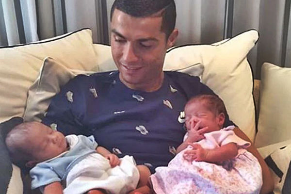 Cristiano Ronaldo objavio sliku blizanaca (FOTO)