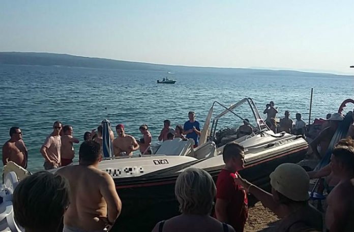 Gliser udario u brod i nasukao se na plažu među kupače