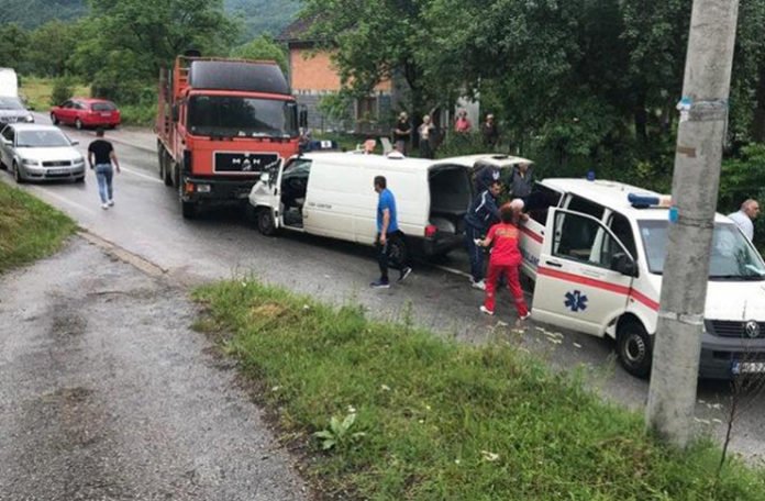 U sudaru kamiona i saniteta jedna osoba stradala, četiri povrijeđene